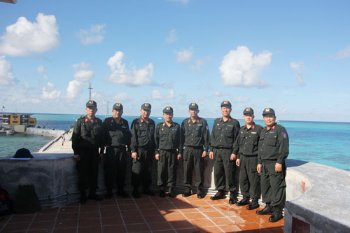 Hình ảnh đoàn Học viện CSND trên đảo Đá Lớn A.